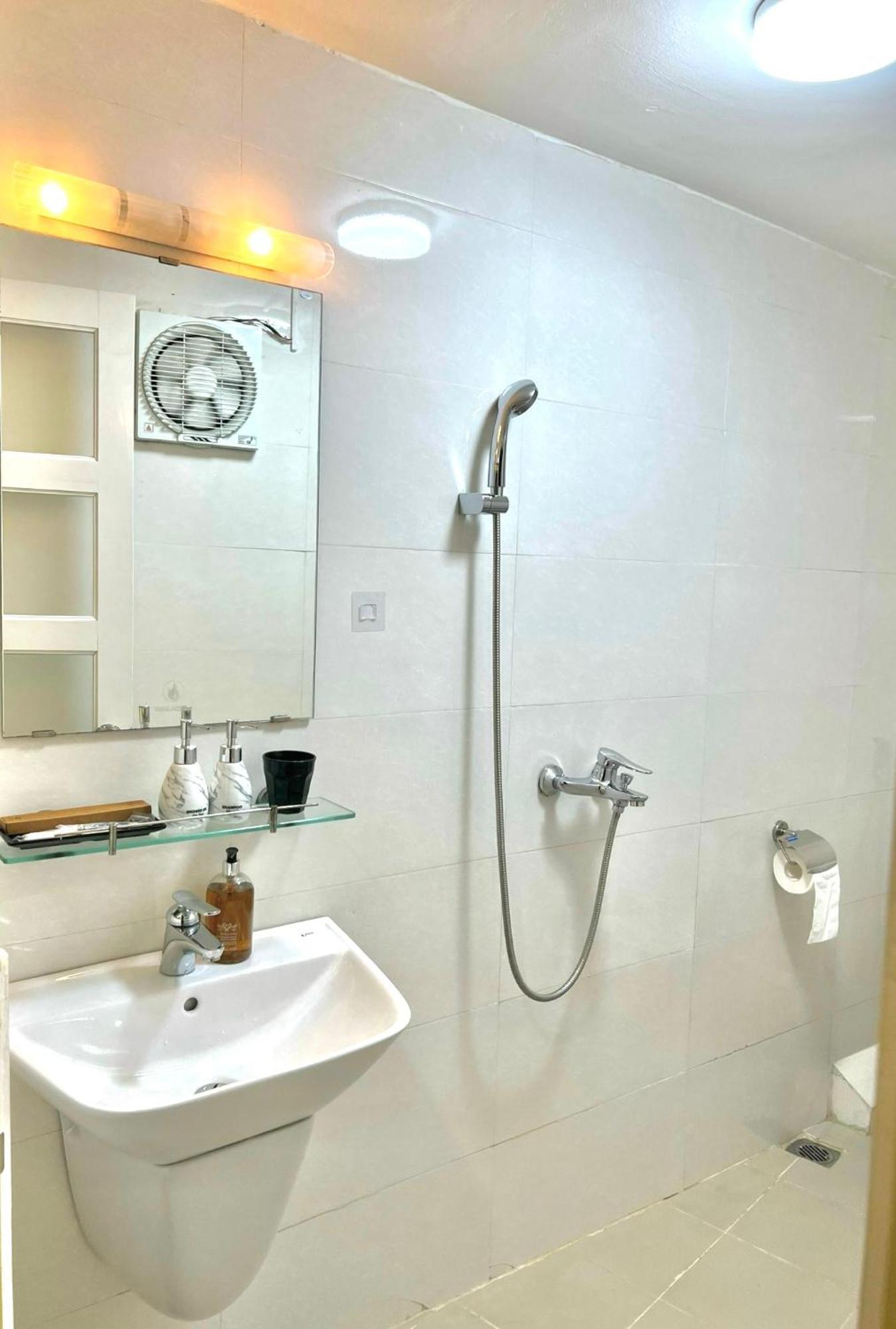 Nice Room Located Right Next To The Old Quarter Can Phong Nhieu Anh Sang Tai Ngay Gan Pho Di Bo Ho Guom Hanoi Exterior photo